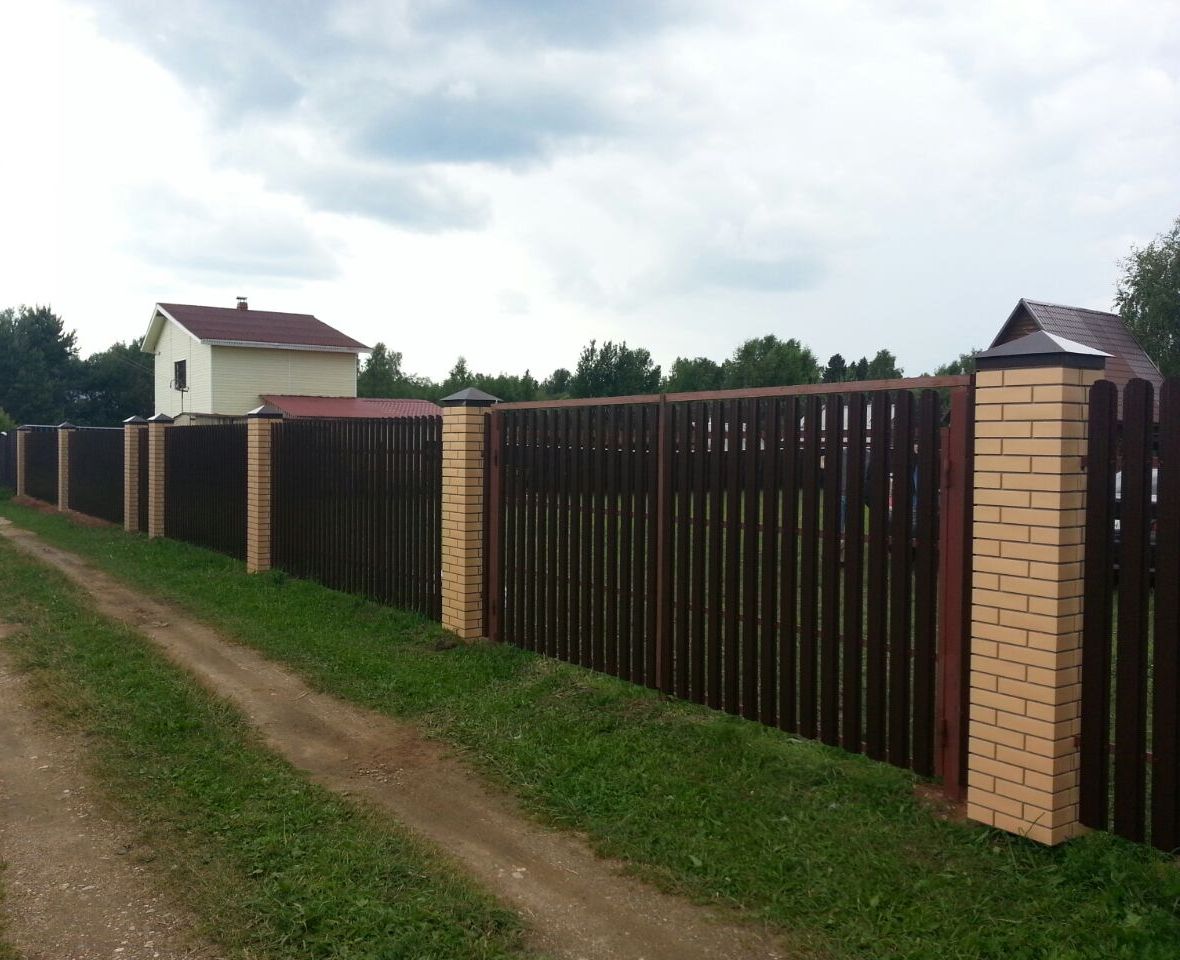 Кирпичный забор с коричневым евроштакетником для дачи