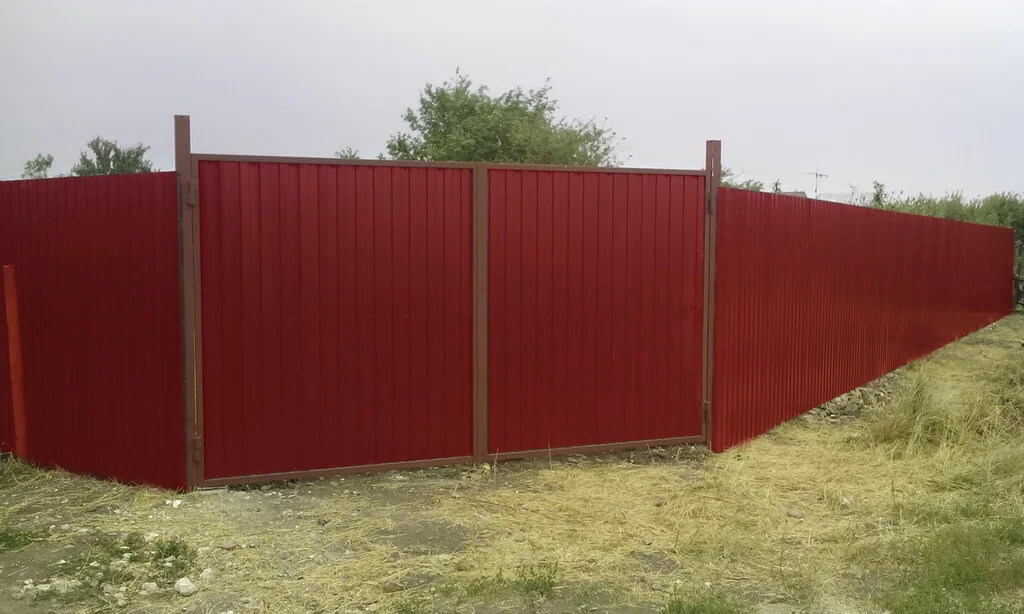 Забор из металла с распашными воротами