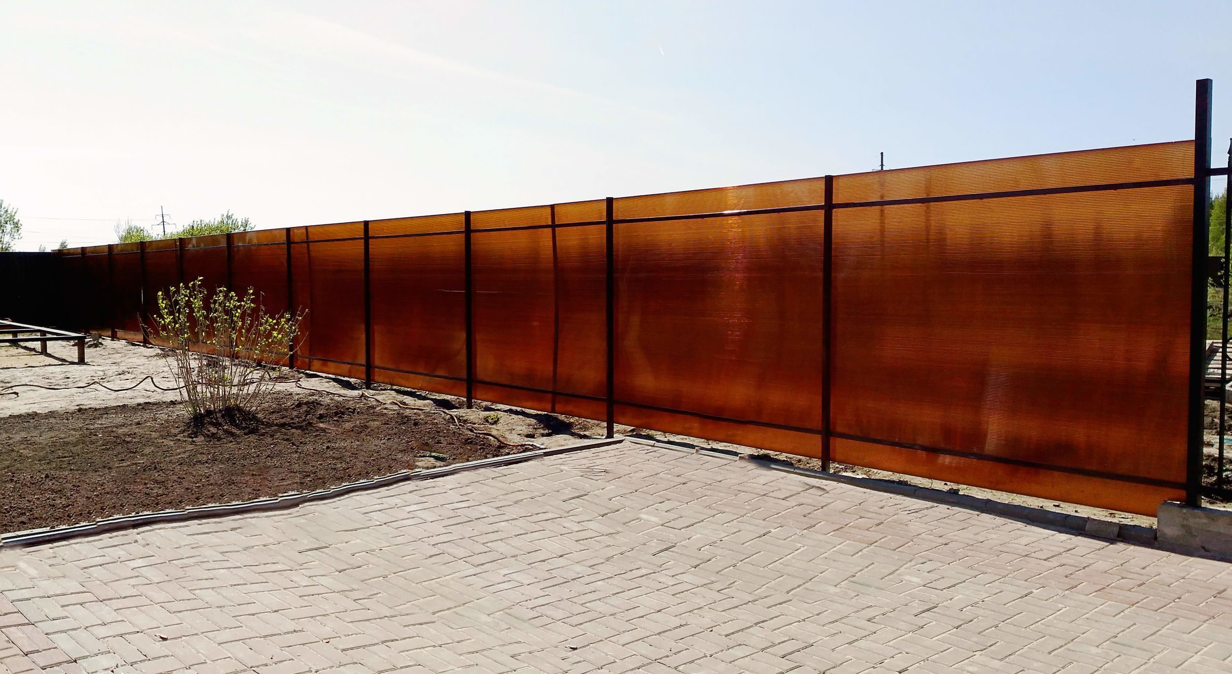 Забор из поликарбоната на металлическом каркасе светло-коричневый