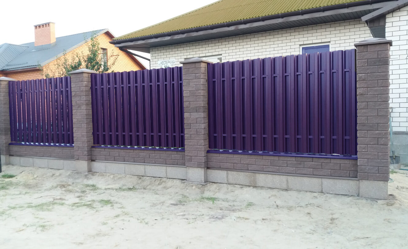Забор с кирпичными столбами и евроштакетником фиолетовый