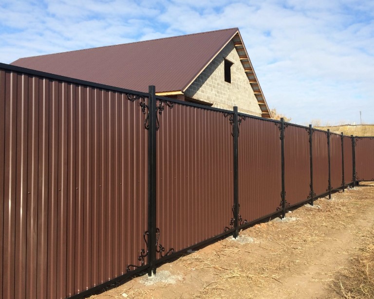 Забор для участка 8 соток коричневого цвета