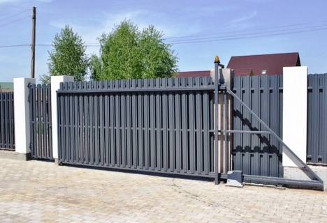 Забор для частного дома из евроштакетника серый