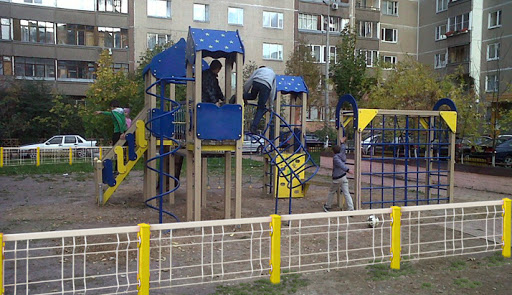 Металлический забор для детской площадки