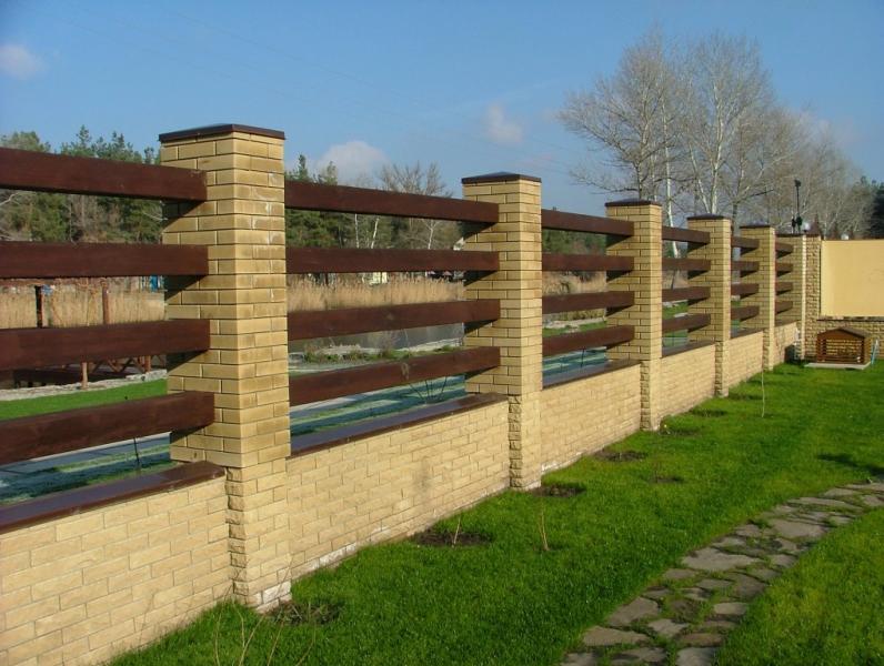 Комбинированный забор из деревянных брусьев на кирпичных столбах
