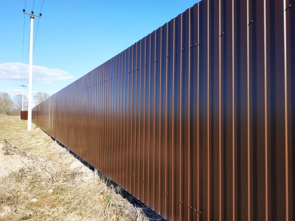 Забор из профнастила 1,5 м коричневого цвета
