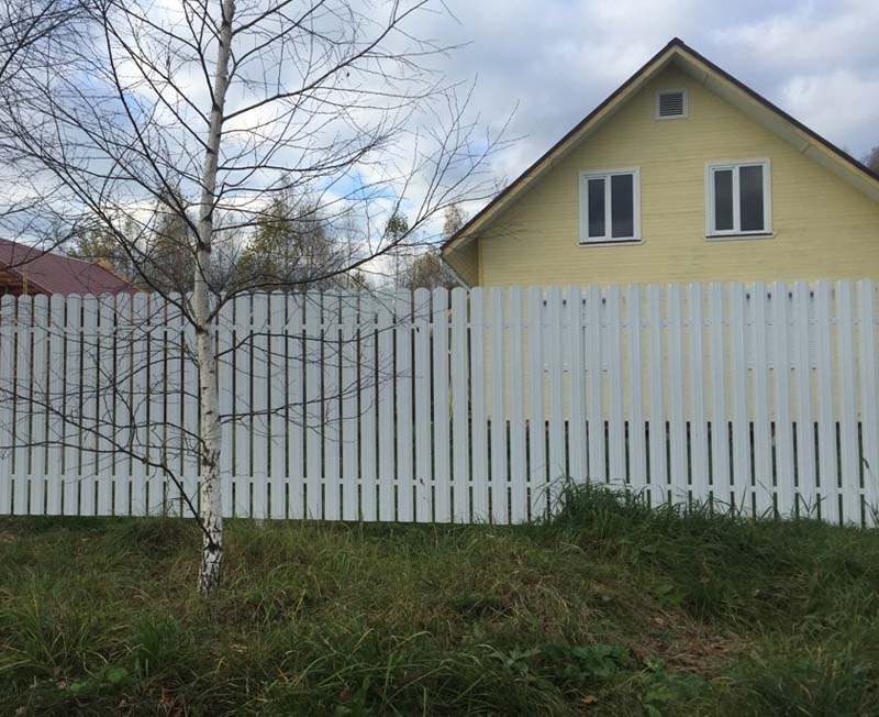 Белый забор для частного дома из евроштакетника длиной 10 метров