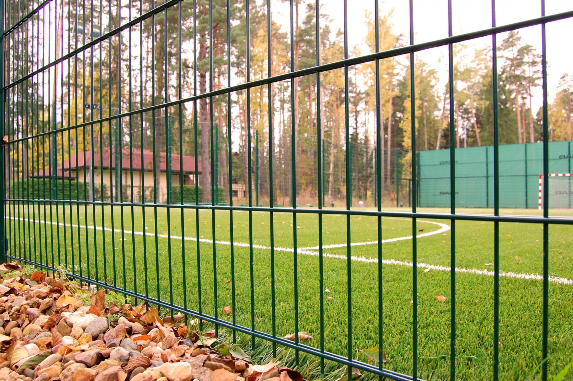 Секционный забор из 3Д панели Grand Line зеленого цвета для спортивной площадки