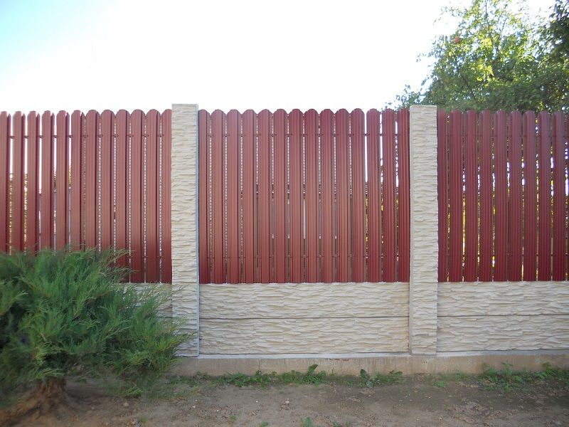 Красный комбинированный забор из профнастила и бетона