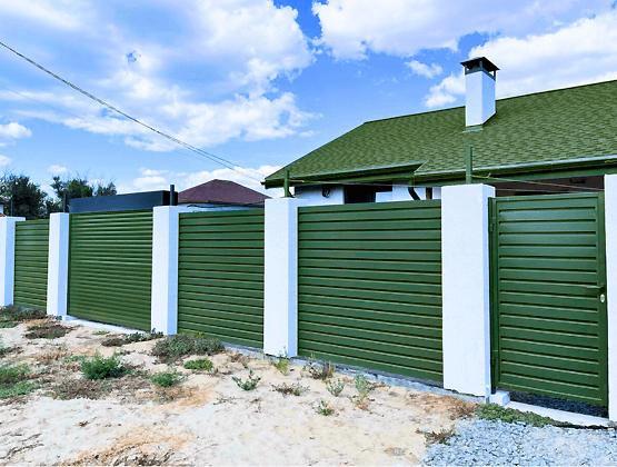 Модульный забор зеленый с бетонными столбами