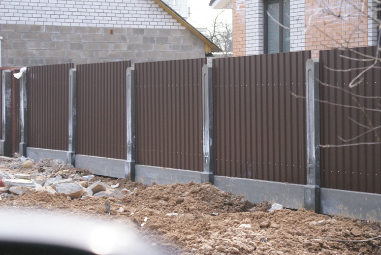 Комбинированный секционный забор из профнастила и бетона