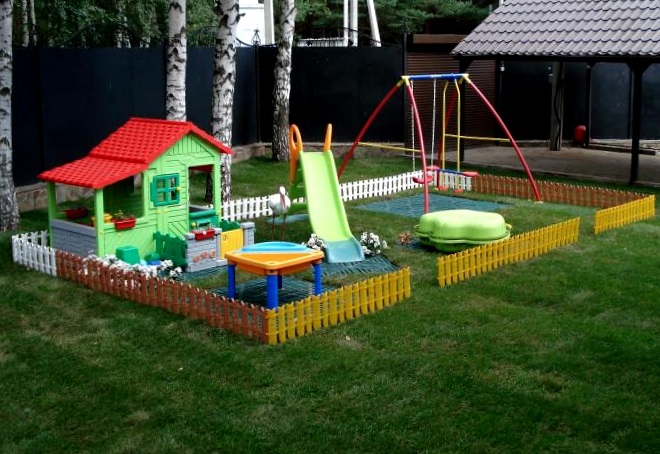 Разноцветный забор для детской площадки