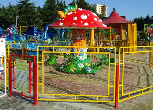 Высокий забор для детской площадки