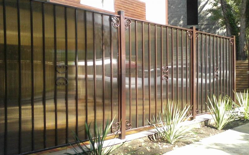 Секционный забор из поликарбоната цвета янтарь (толщина 8мм)