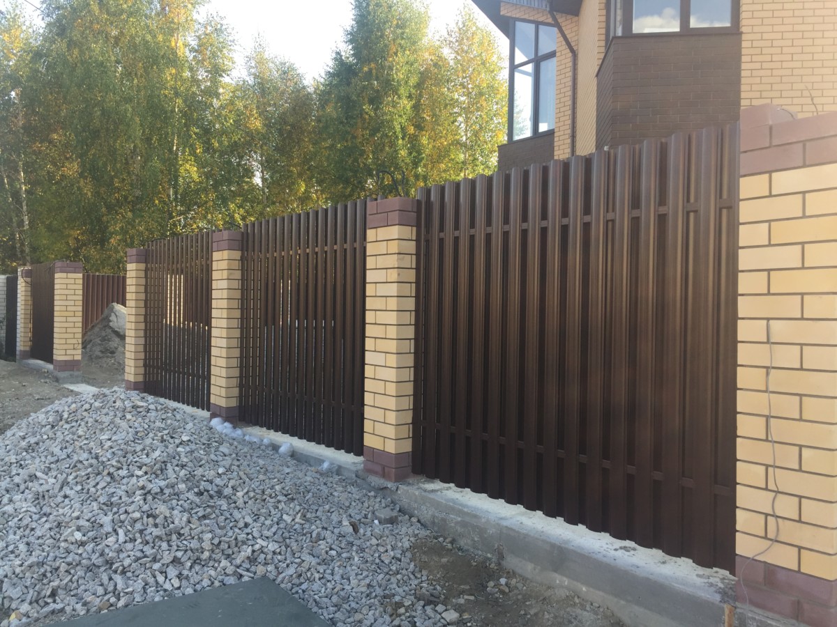 Кирпичный забор с коричневым евроштакетником