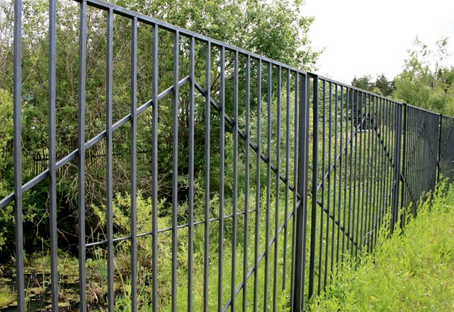 Забор из профильной трубы 40х40 мм черного цвета