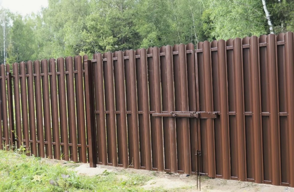 Забор из евроштакетника коричневого цвета
