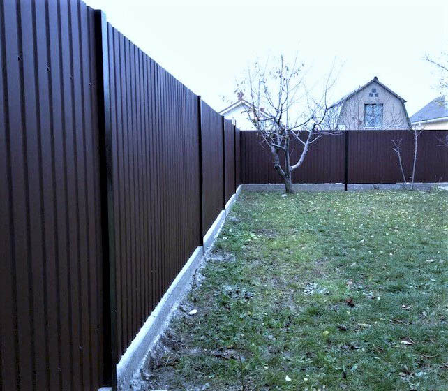 Забор из коричневого профлиста на дачу