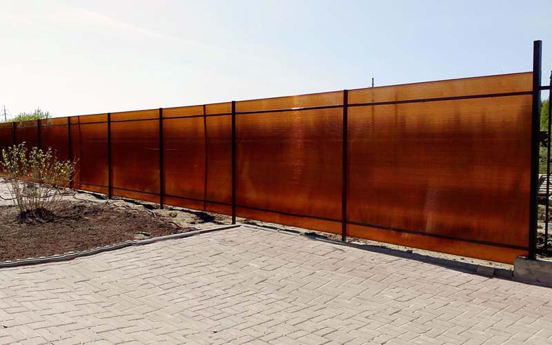 Забор из поликарбоната красного цвета (длиной 50м)