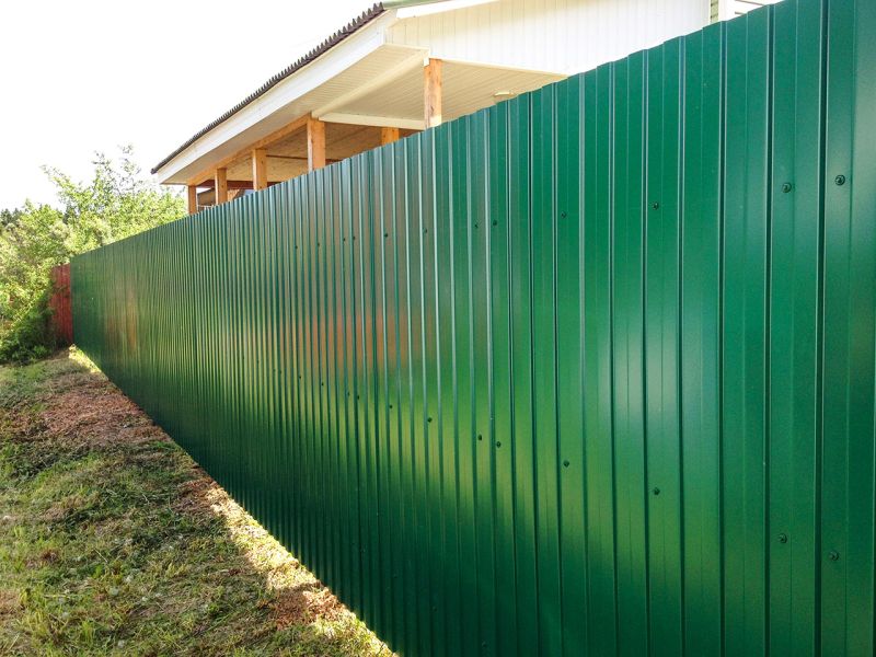 Забор из профнастила на винтовых сваях зеленый