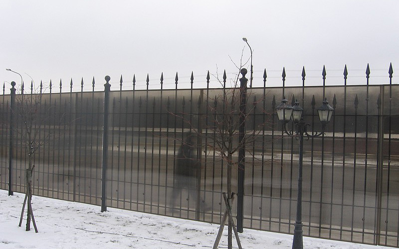 Забор цвета серая бронза из поликарбоната