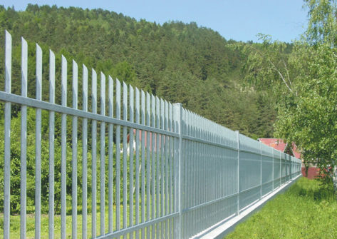 Высокий забор из профильной трубы 50x50 мм белого цвета