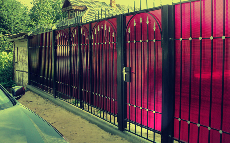 Забор из сотового поликарбоната цвета гранат (толщина 8мм)