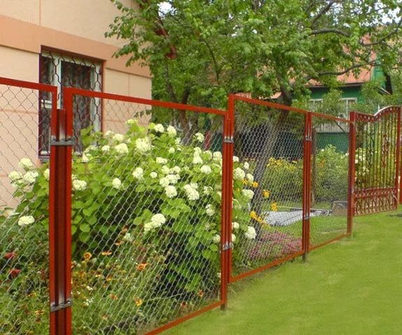 Секционный забор с сеткой рабицей кирпичного цвета с распашными воротами