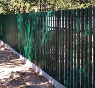 Бордовый забор из профнастила на ленточном фундаменте 1,8x42 м