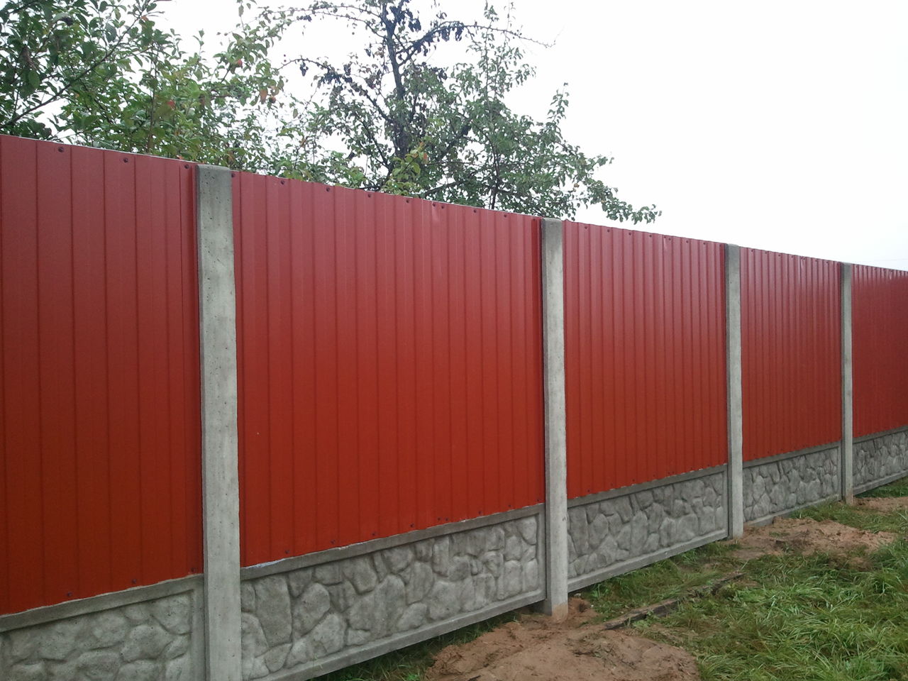 Комбинированный забор: профнастил и бетон