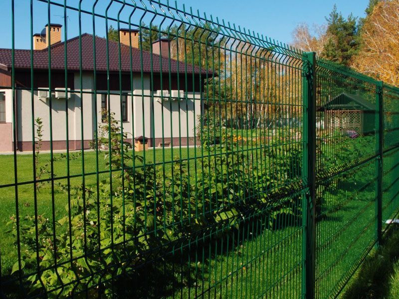 Секционный забор из 3Д панели Grand Line зеленого цвета для частного дома