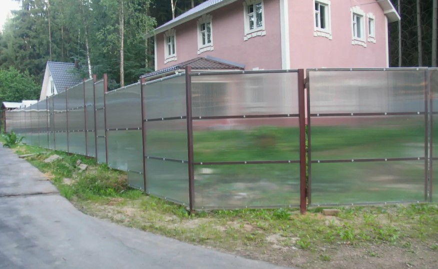 Прозрачный забор из поликарбоната для загородного дома