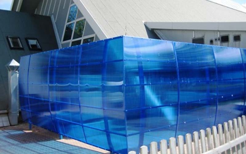 Забор из сотового поликарбоната синего цвета