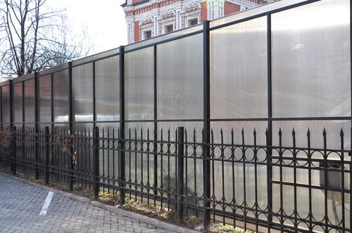 Прозрачный забор из поликарбоната на дачу