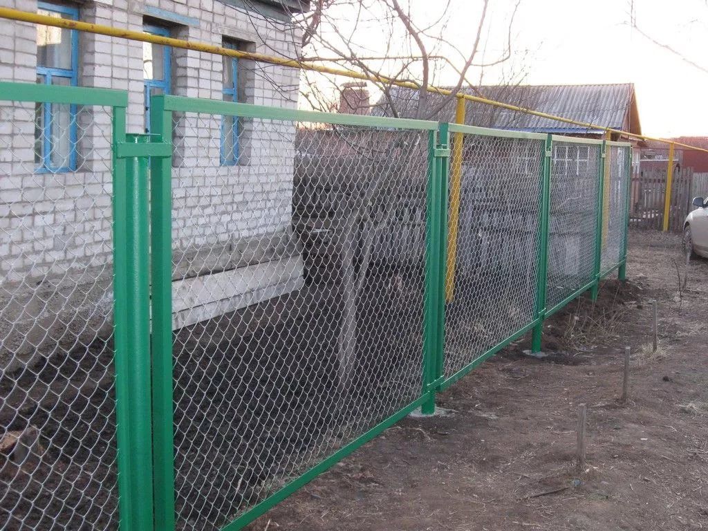 Секционный забор из сетки-рабицы в секциях для частного дома