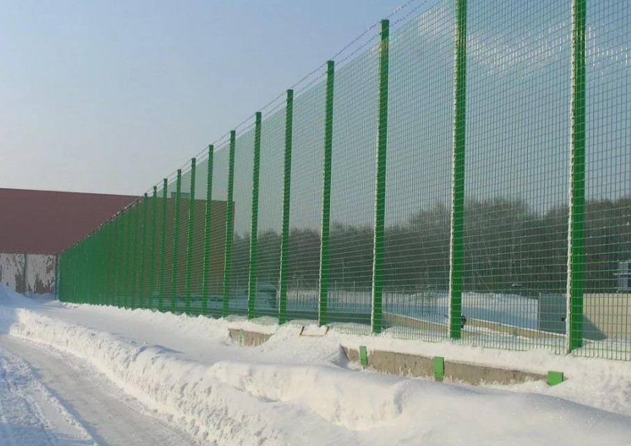 Зеленый металлический забор высотой 4 метра