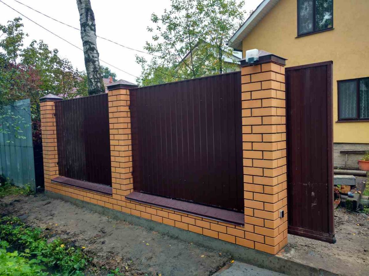 Забор из профнастила с кирпичными столбами 1.6х3.5 м