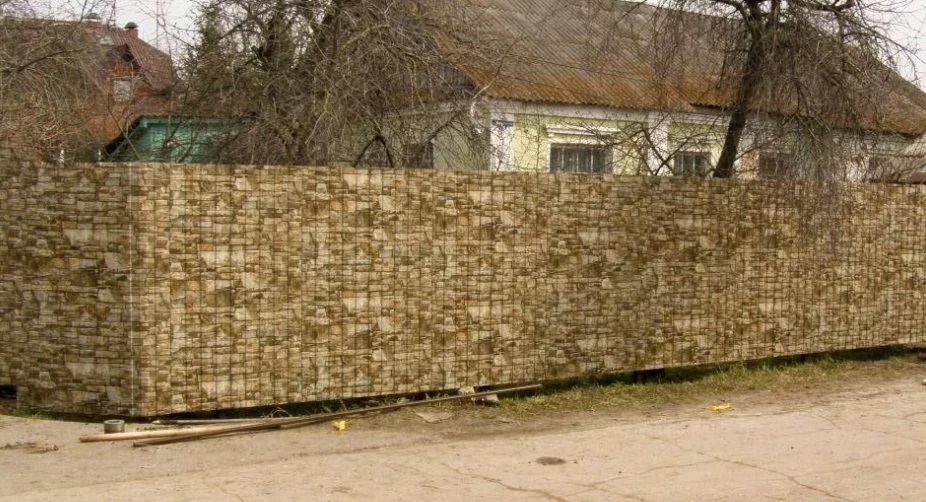 Забор из профнастила под камень