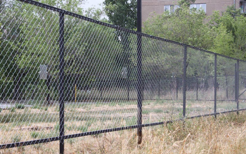 Забор из сетки рабицы для спортивной площадки
