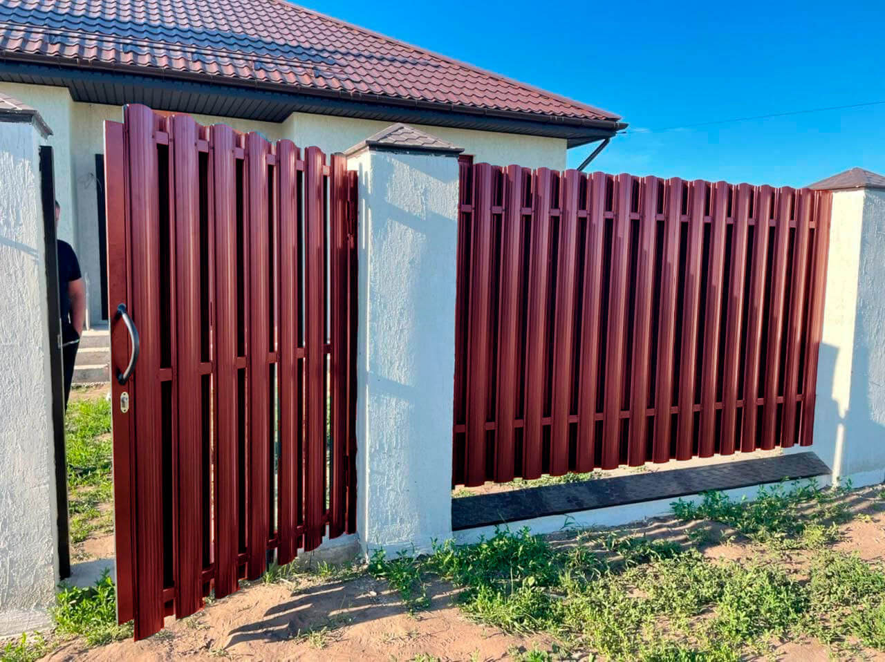 Забор из металлического штакетника красный