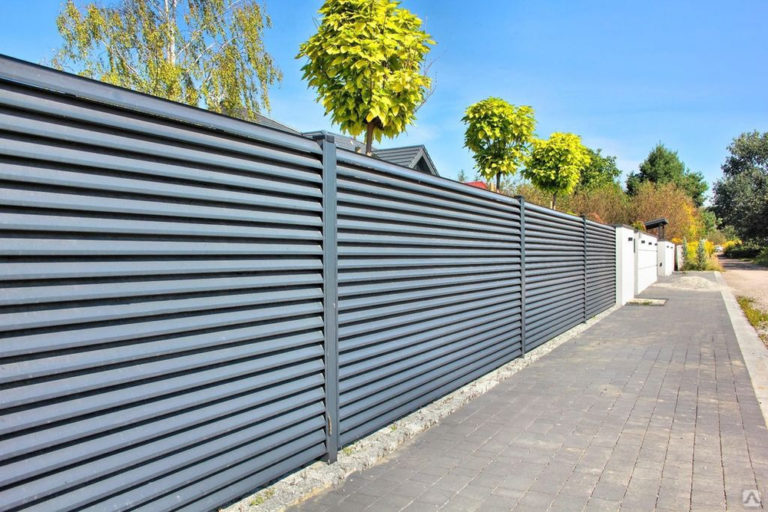 Забор из профнастила горизонтального расположение серый
