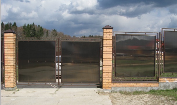 Забор и ворота с поликарбонатом и металлом