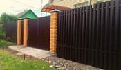 Забор из профнастила коричневого цвета