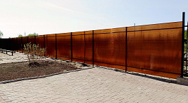 Забор из поликарбоната на металлическом каркасе светло-коричневый