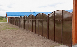 Забор из поликарбоната с арочным верхом